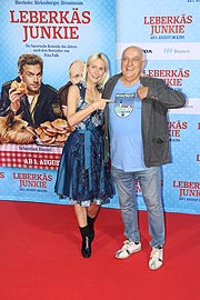 Yve Muc, Dr. Axel Munz bei der Premiere "Leberkäsjunkie" im Mathäser Filmpalast (©Foto: Martin Schmitz)